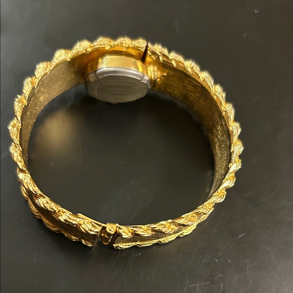 Vintage Dominion & Marked 17 Jewels Elegant Gold Tone Bangle Peekaboo Watch!